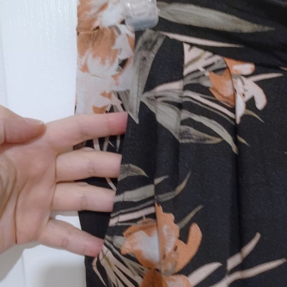 Suzy Shier Pink and Black Floral Wide Legged Pants - Picture 6 of 7